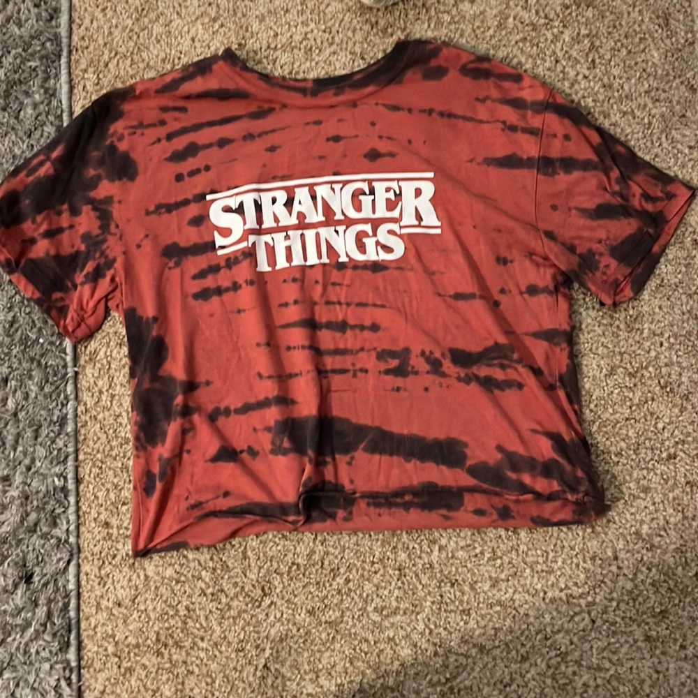 Women’s M STRANGER THINGS cropped tee